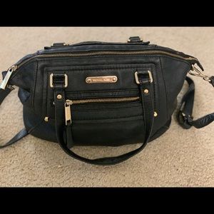 Michael Kors medium black bag with gold hardware🥰